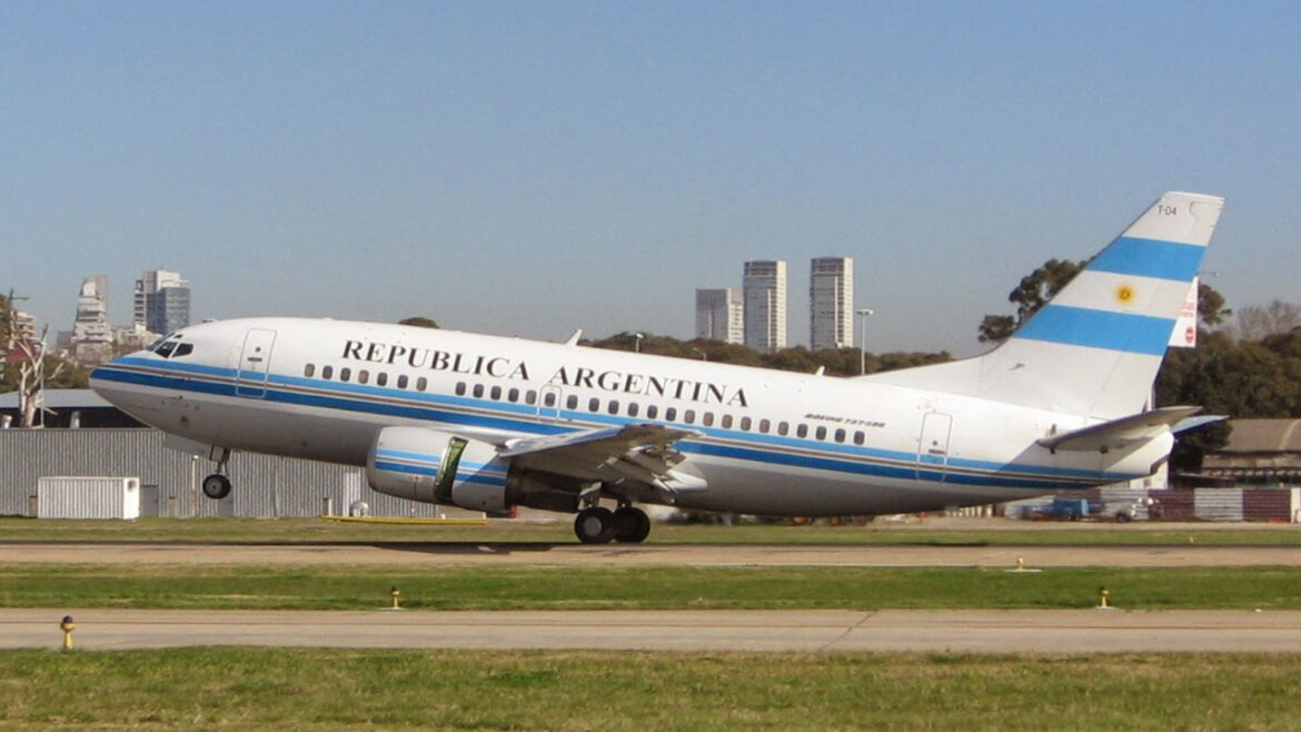 La comitiva a Brasil viajó en un avión recién salido del taller