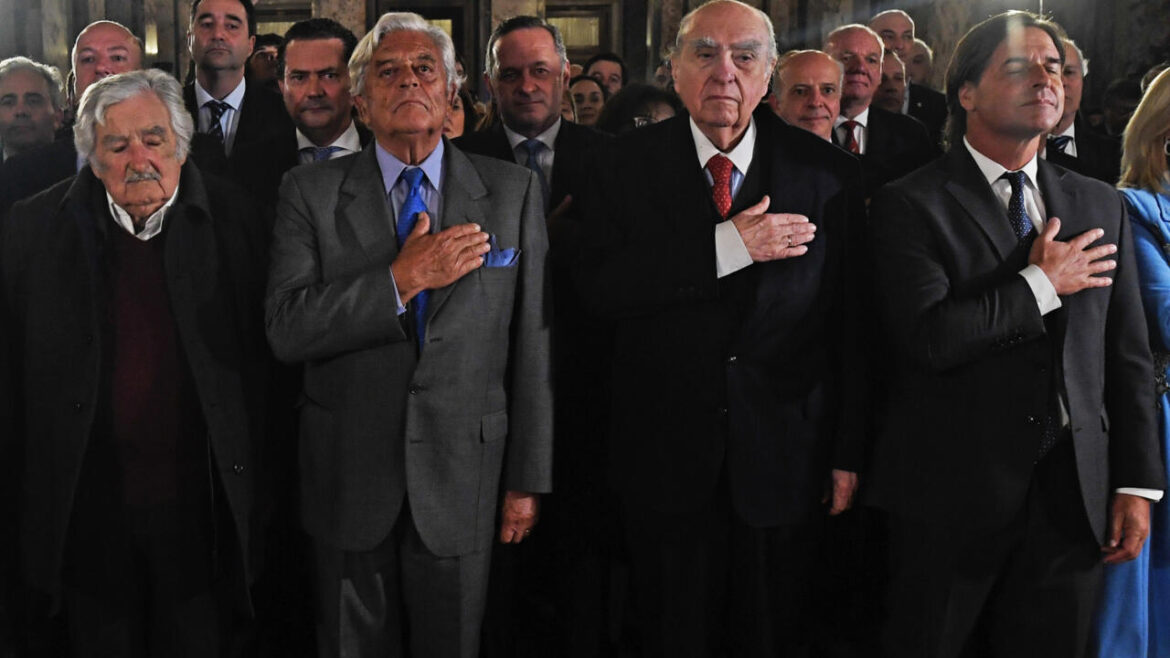La foto que pudo ser posible en Uruguay vs. la foto imposible de los 4 ex presidentes argentinos