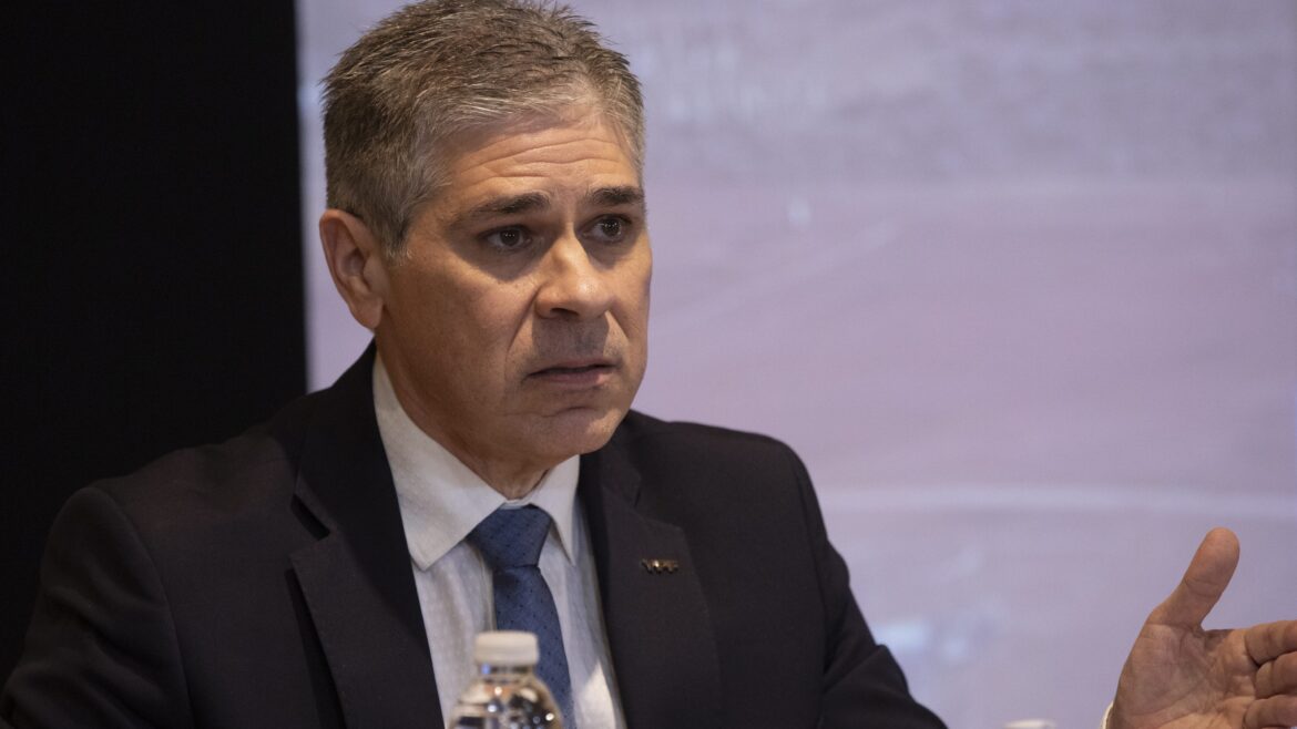 El presidente de YPF defendió la producción de gas licuado en Diputados