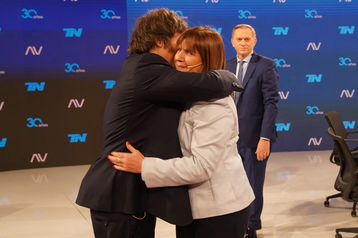 El abrazo del León y la Pato