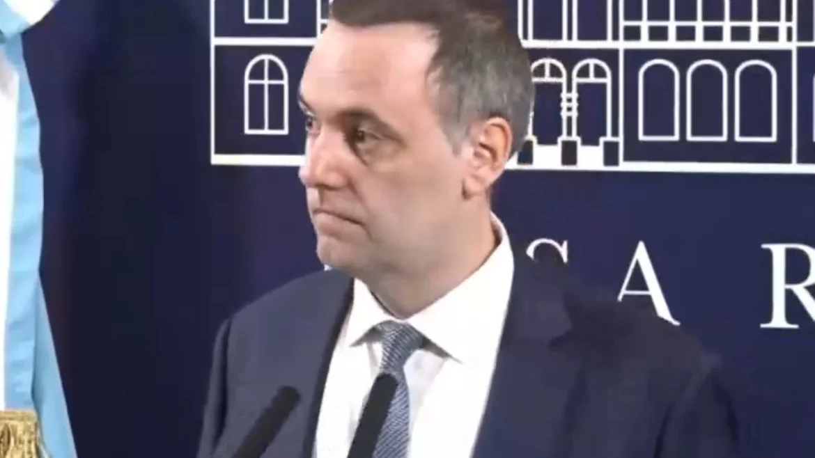 Di Sandro le pidió al vocero presidencial algunos pesitos para los trabajadores