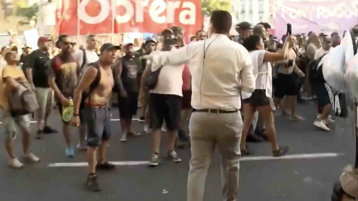 Un periodista de TN, Marra, y un militante fueron agredidos en las afueras del Congreso