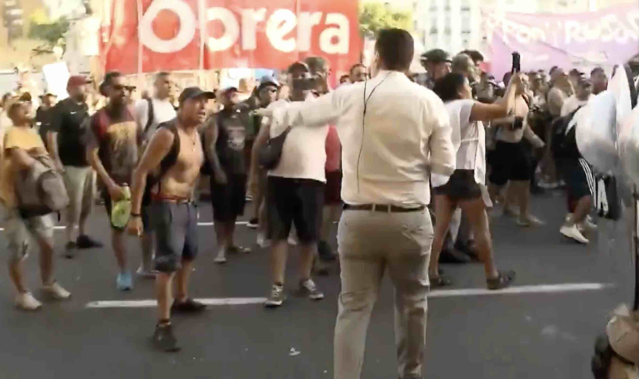 Un periodista de TN, Marra, y un militante fueron agredidos en las afueras del Congreso