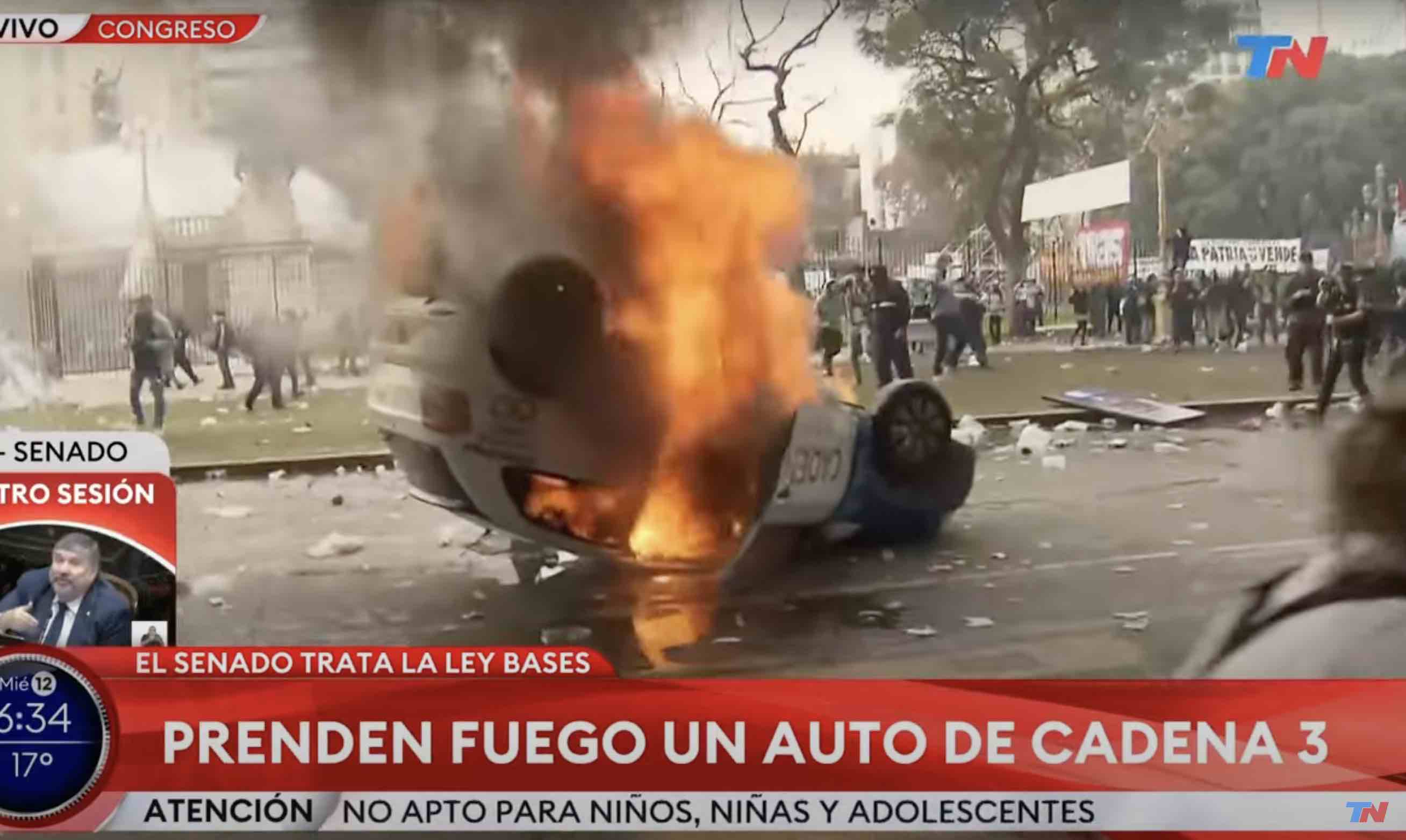 Otra vez toneladas de piedras, violencia y hasta autos incendiados para frenar una ley