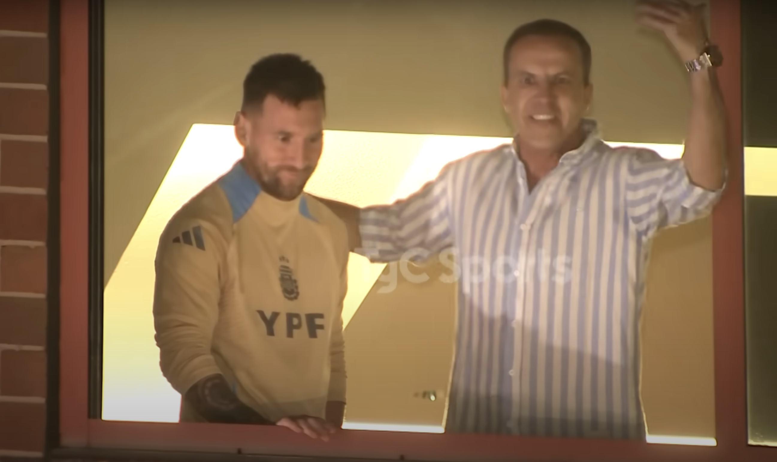 Quién es el figureti que apareció en el balcón con Messi