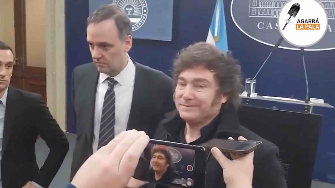 Milei chicaneó al periodista que se hizo famoso por los cruces con Adorni