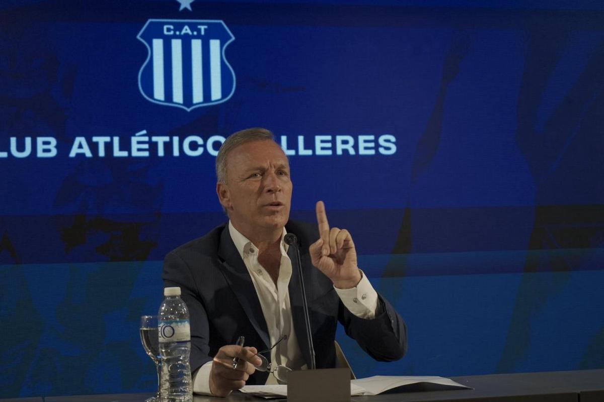 La aparición del presidente de Talleres pone en un lugar incómodo al Chiqui Tapia