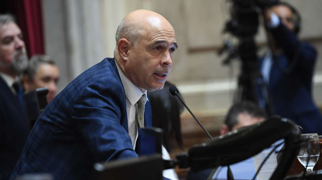 Fantino explotó con el senador de los 20 empleados