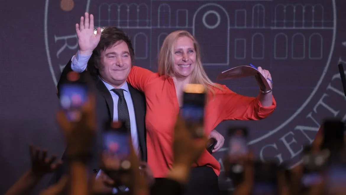 Karina Milei pone un pie en Santiago del Estero y atrás aparece el senador Paoltroni