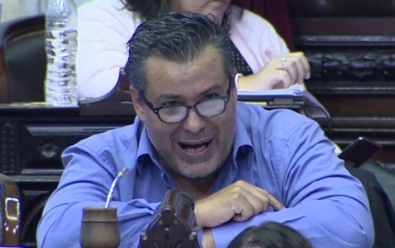 El diputeta se comparó con Alberto y quedó como un monaguillo