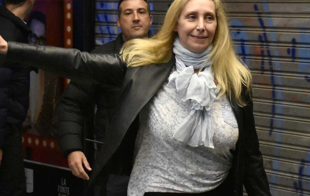 Tortas y mensajes del 3% en donde votó Karina