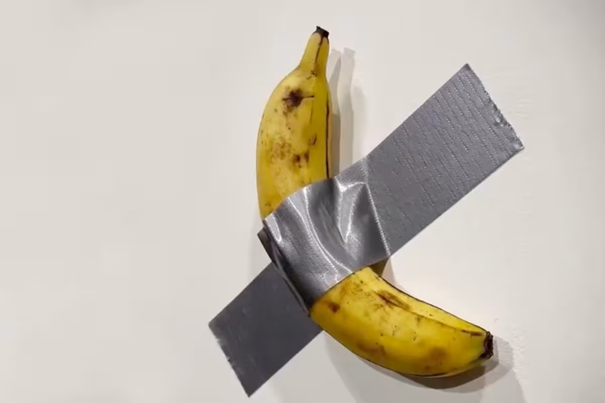 Un artista italiano, con una banana en una pared, es récord