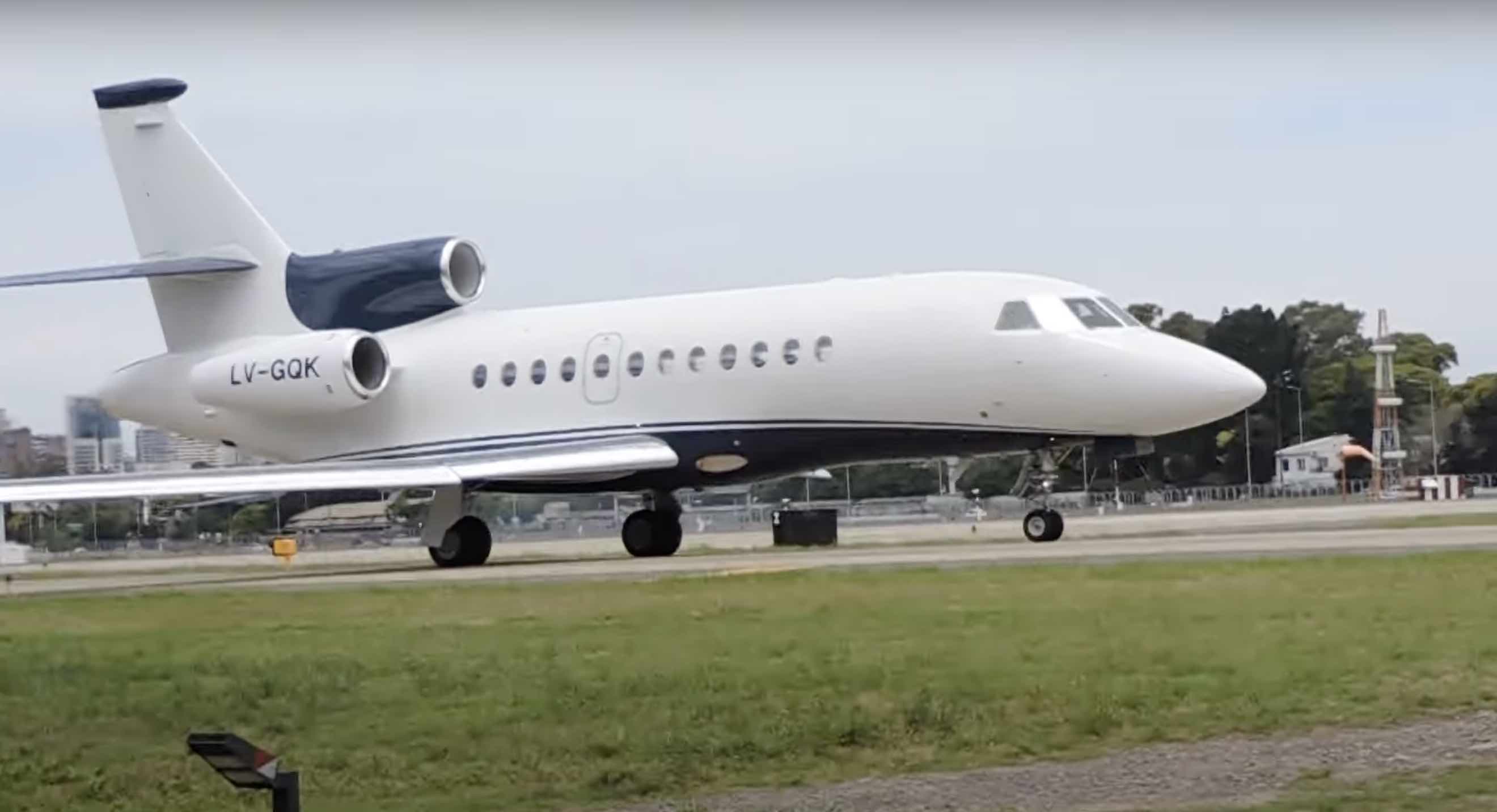 Milei viajó a Italia en un avión adjudicado a Nicky Caputo y se enojó por el wi fi