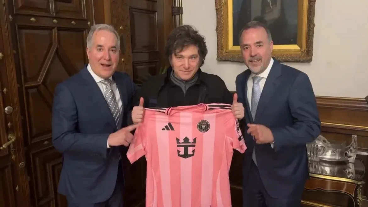 En una radio K tildaron a Messi de "pecho frío" por la foto de Milei