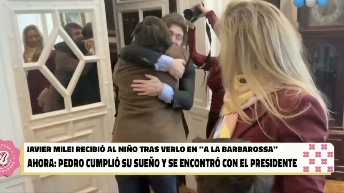 El abrazo del año entre Robertito y Milei