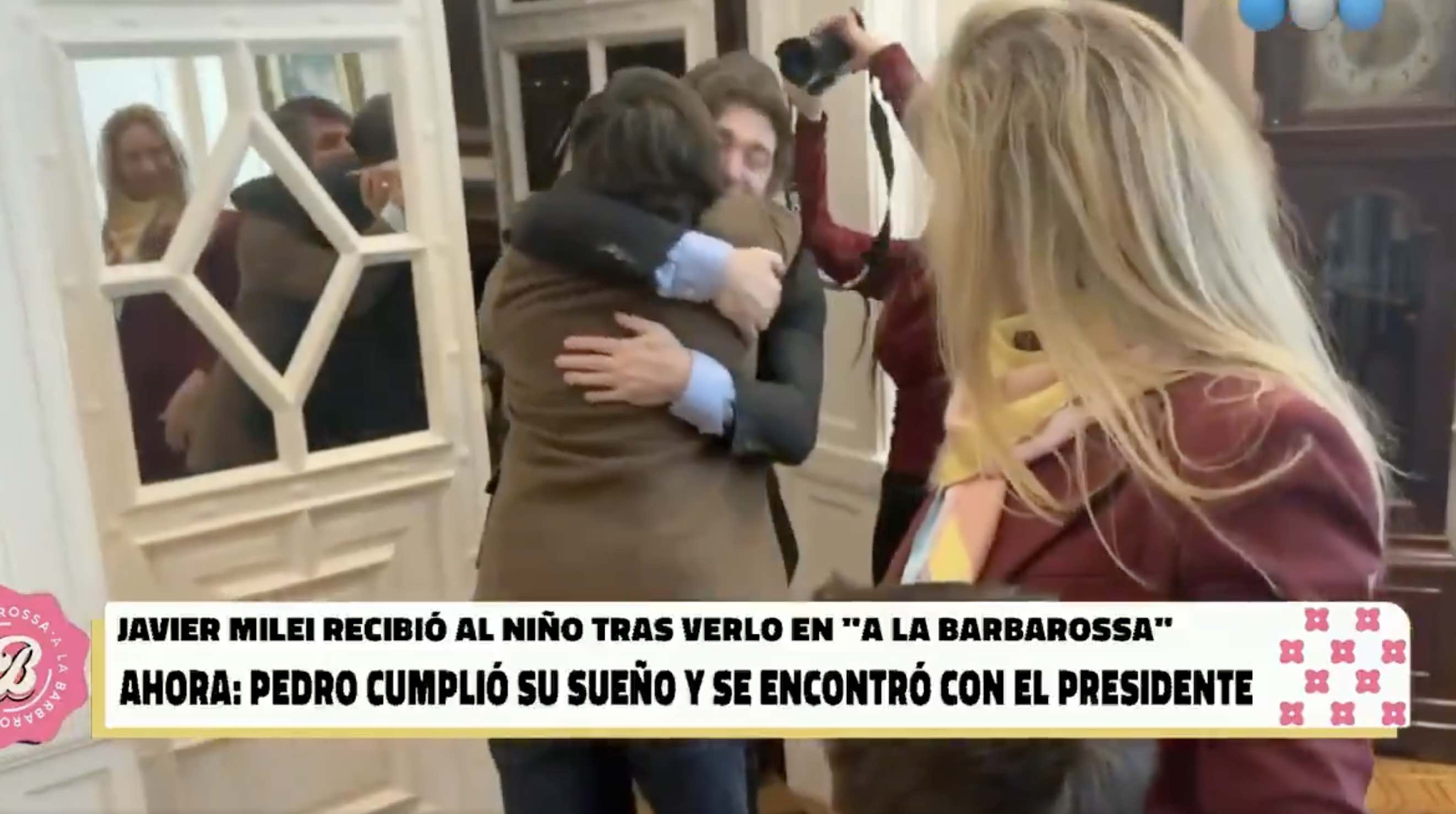 El abrazo del año entre Robertito y Milei