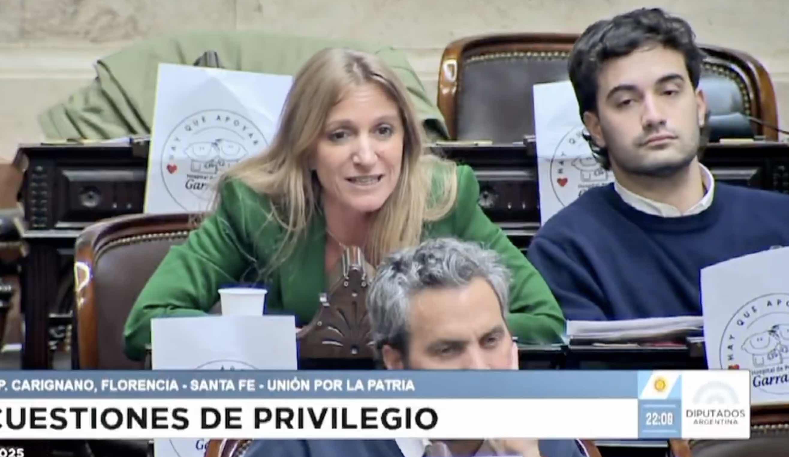 Un camporista no aguantó la risa en medio de insultos de una compañera de banca