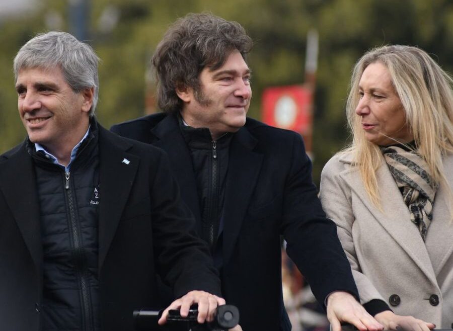 La ovación a los hermanos Milei y Caputo en la pista de la Rural
