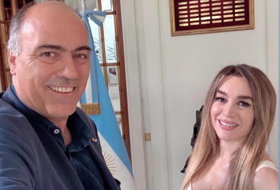 Karina furiosa con el embajador que se sacó una foto con Fátima