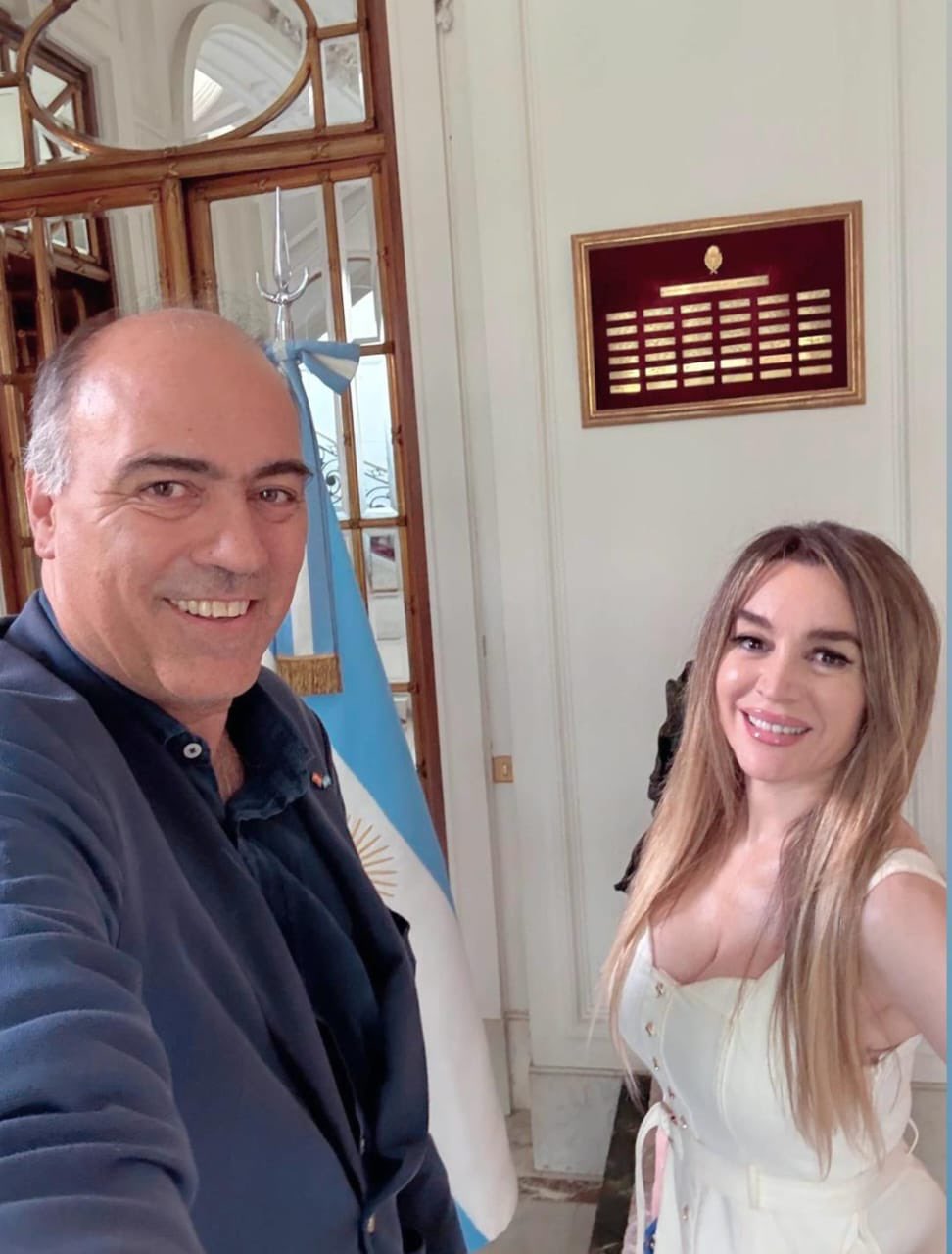 Karina furiosa con el embajador que se sacó una foto con Fátima