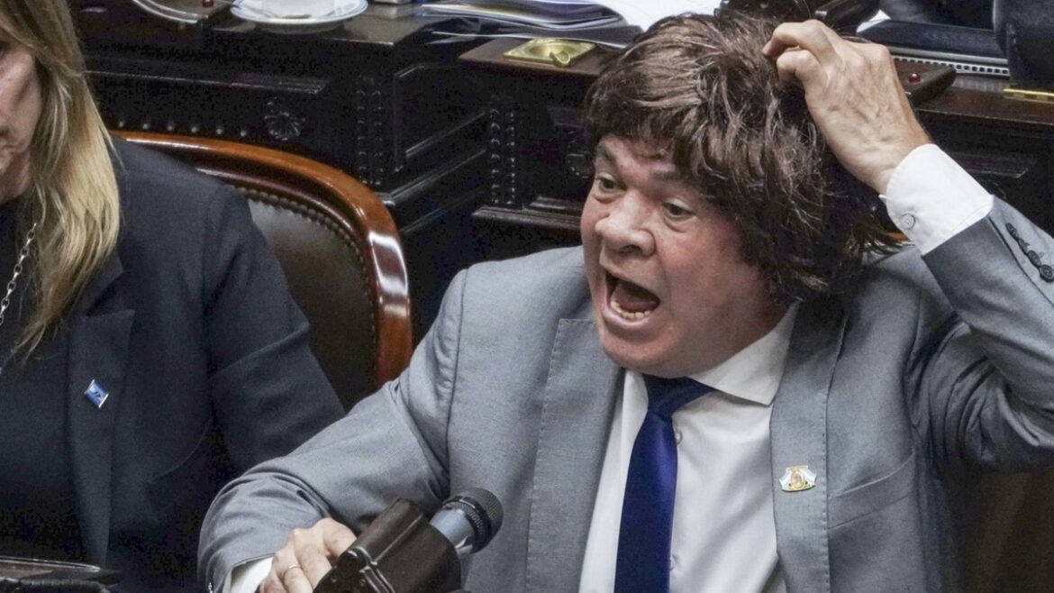 ¿Quién es el diputado que se puso una peluca y acumula papelones?