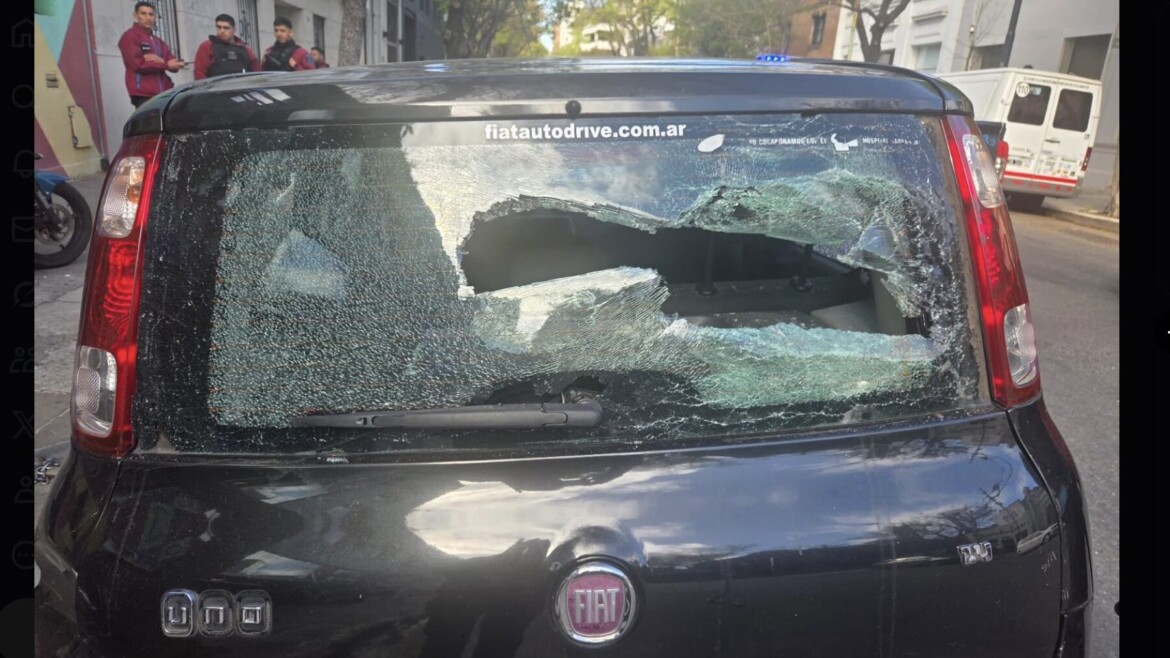 Una mujer hizo destrozos en Radio 10 con un palo de hockey: "Los voy a matar"