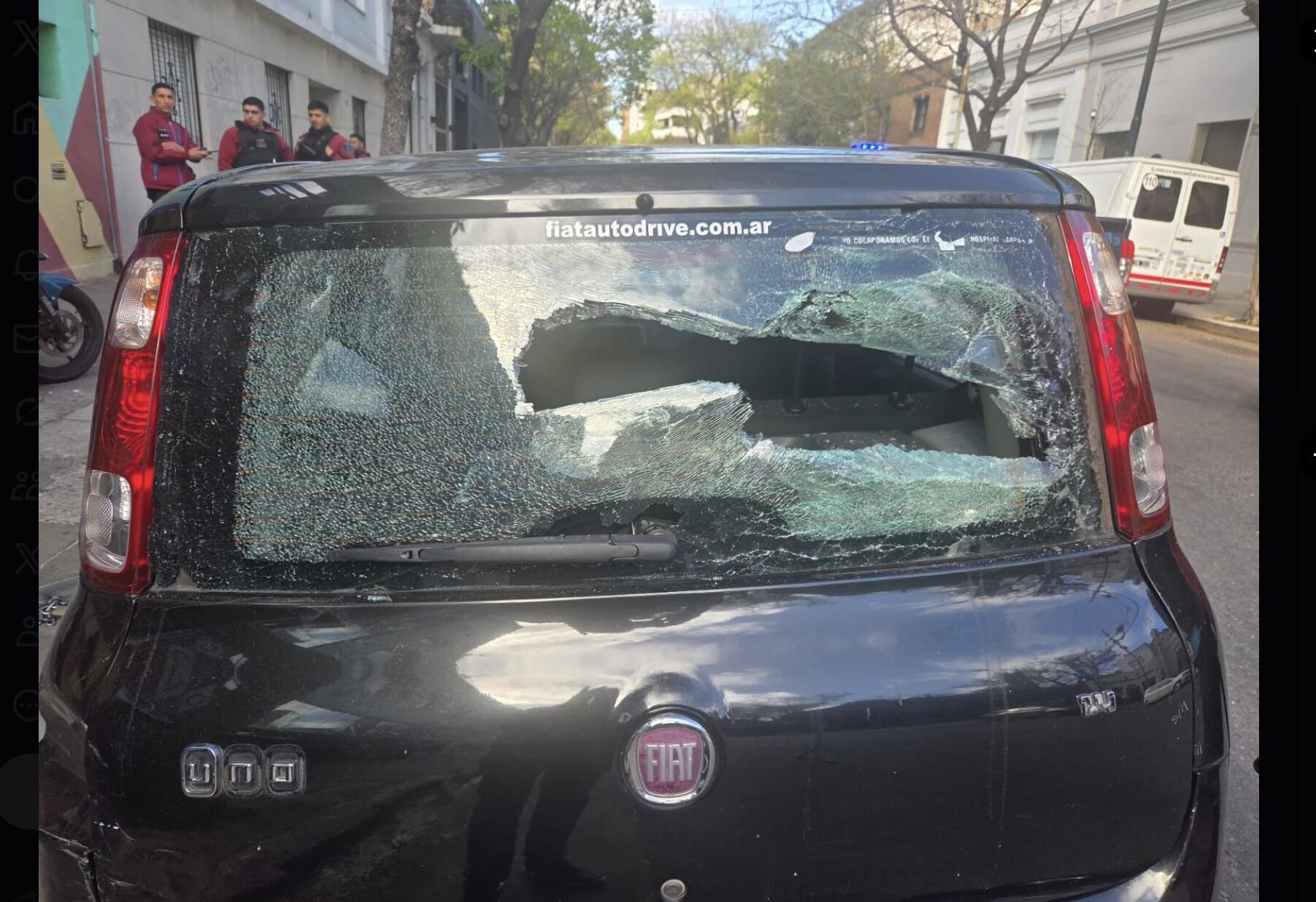 Una mujer hizo destrozos en Radio 10 con un palo de hockey: "Los voy a matar"