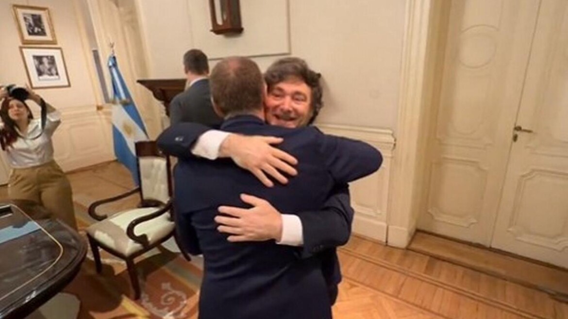Abrazos, apretones y frialdad: la gestualidad de Milei habla de su momento post electoral