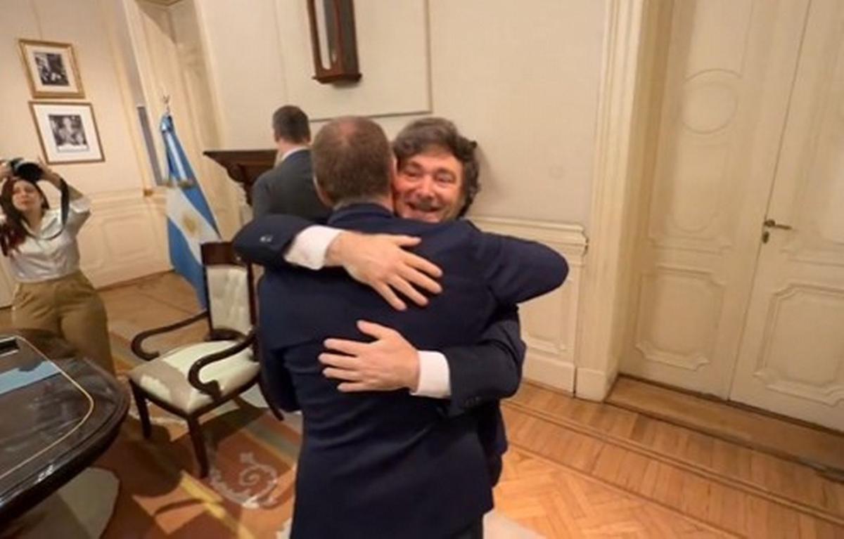 Abrazos, apretones y frialdad: la gestualidad de Milei habla de su momento post electoral