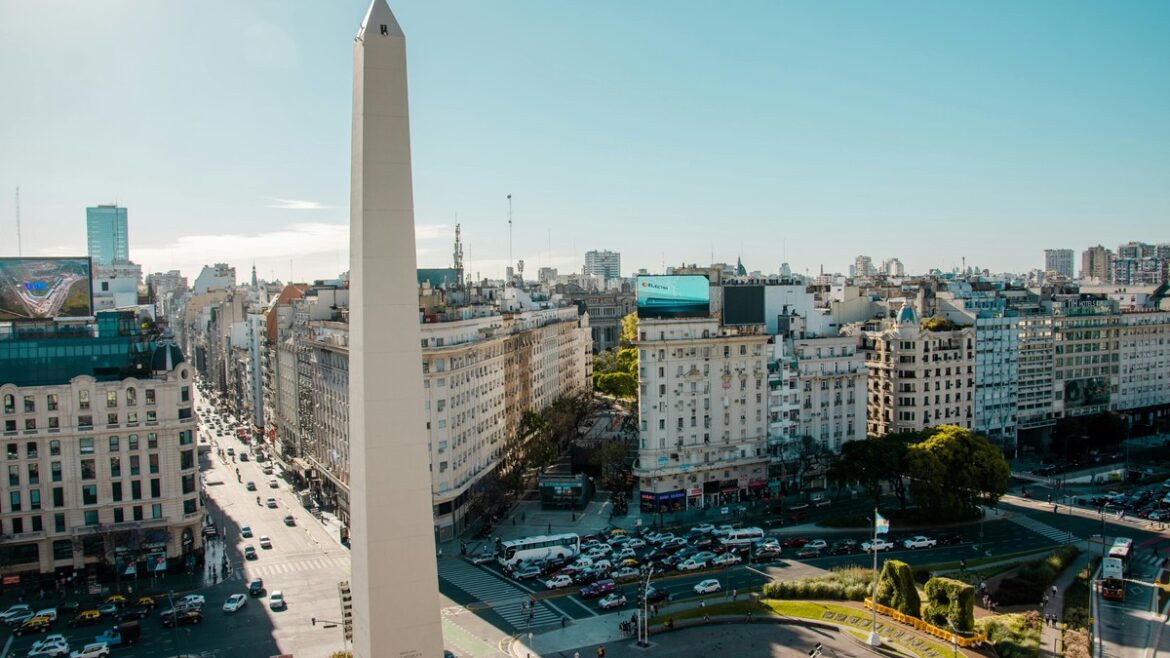 Subir al Obelisco, una cita obligada para sacar chapa de porteño