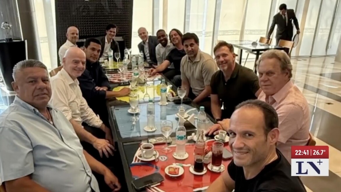 Tapia otra vez con Infantino, pero la foto con Messi cada vez está más lejos