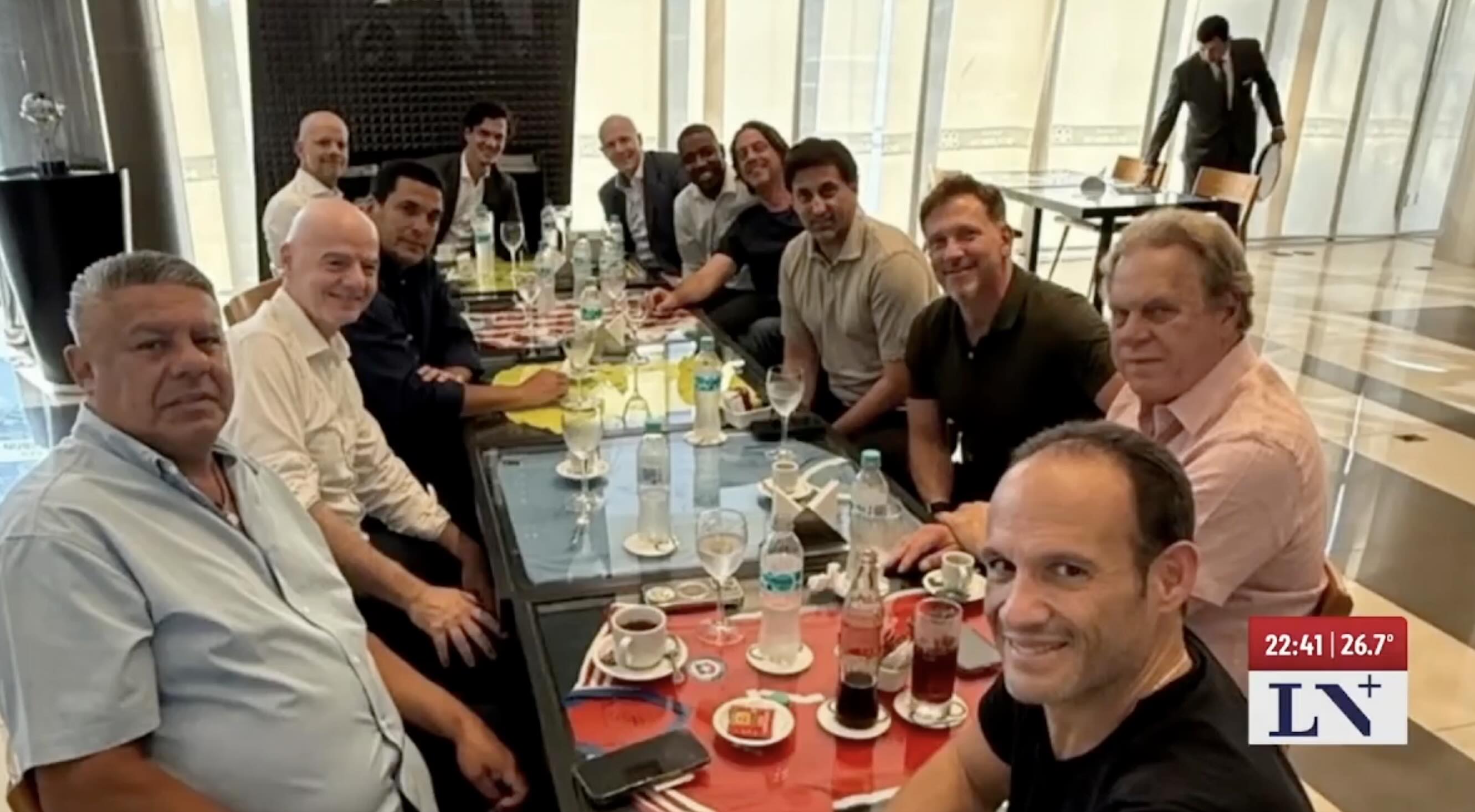 Tapia otra vez con Infantino, pero la foto con Messi cada vez está más lejos
