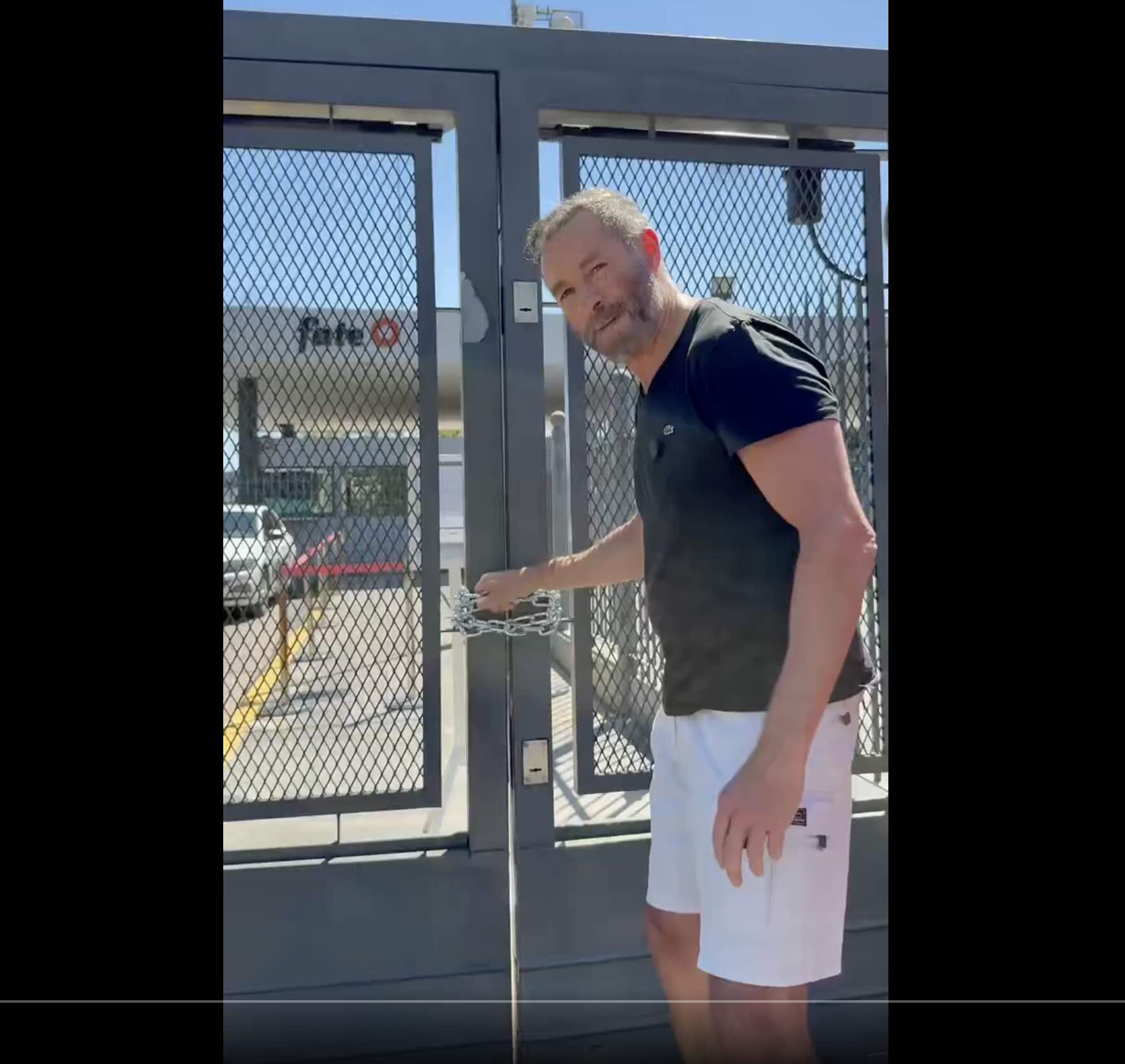 El economista K trasladó su show a la puerta de Fate