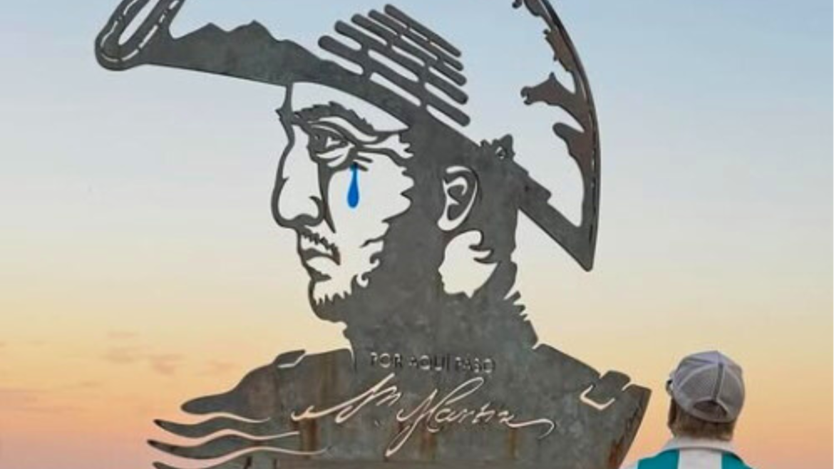 El artista que intervino una obra de San Martín fue llamado "pelotudo"