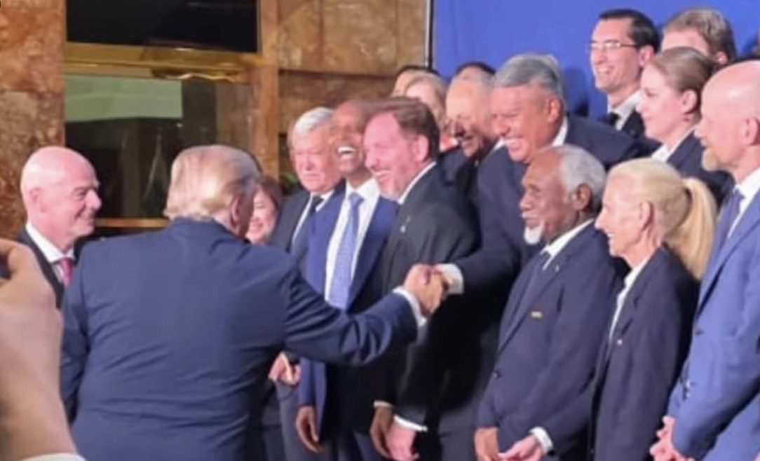 Tapia consiguió un saludo con Trump en un evento de FIFA