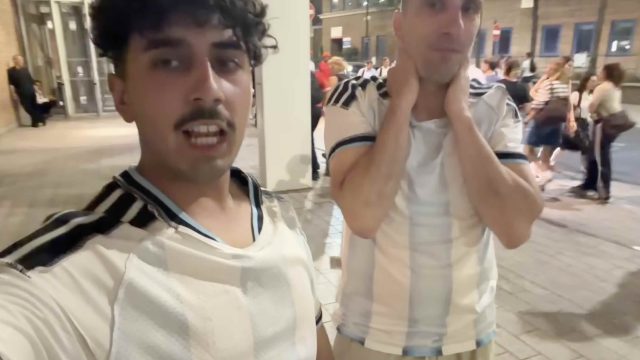 La odisea de dos argentinos gritando los goles en la cara de los ingleses
