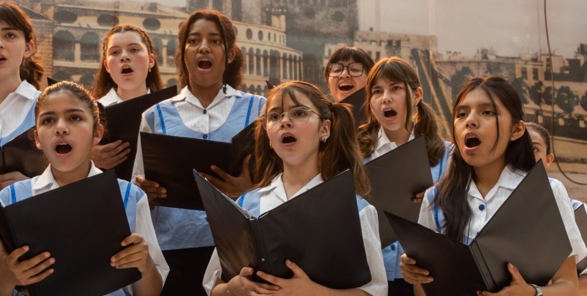 Gritos y reclamos de parte de familiares del coro de niños cerrado por el Gobierno