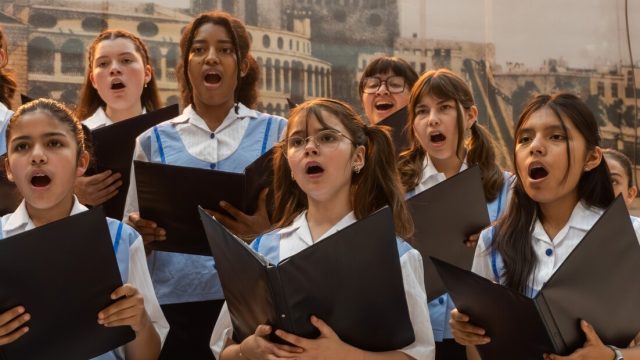Gritos y reclamos de parte de familiares del coro de niños cerrado por el Gobierno