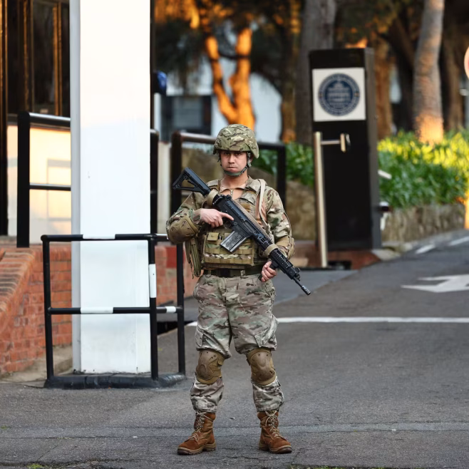 Tereso , el coronel que antederá las vajillas de Olivos mientras sigue el relato Malvinas