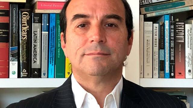 El ex ministro de la Corte que canta ¨tira para arriba¨