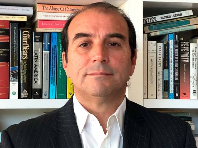 El ex ministro de la Corte que canta ¨tira para arriba¨