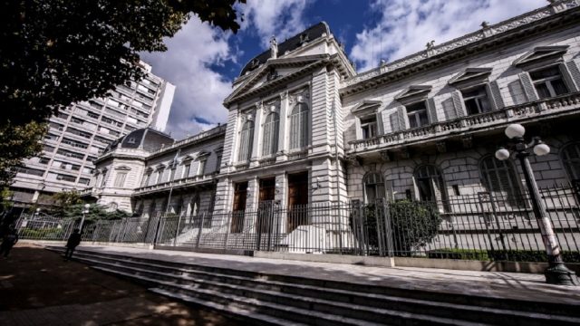 Antes de habilitar la reelección de intendentes, la rosca está en el rearmado de la Corte bonaerense